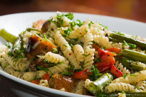 Fusilli al pesto con fagiolini e peperoni