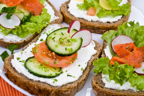 Tartine pane cereali salmone cetrioli