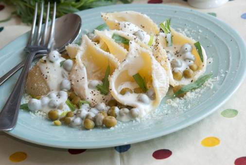 Conchiglie piselli panna