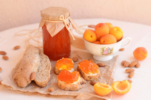 Marmellata albicocche mandorle fatta casa ricetta