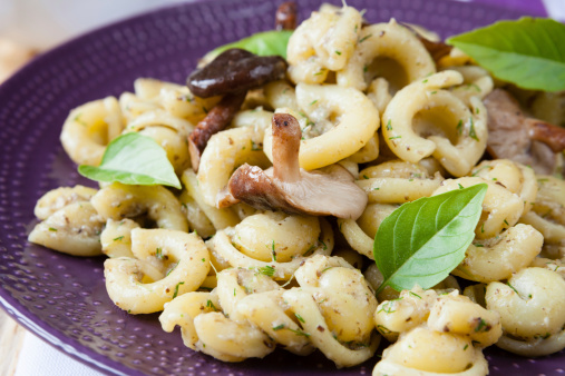 Orecchiette pesto rucola funghi