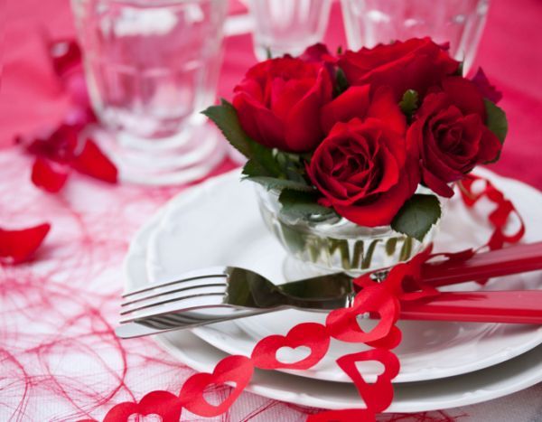 Tavola di San Valentino rose rosse