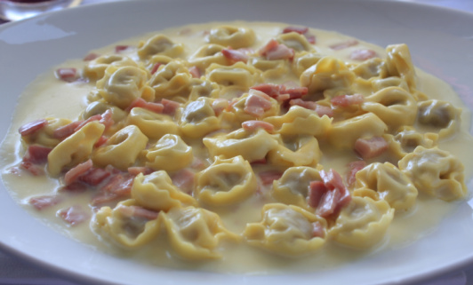 Tortellini prosciutto salsa formaggi