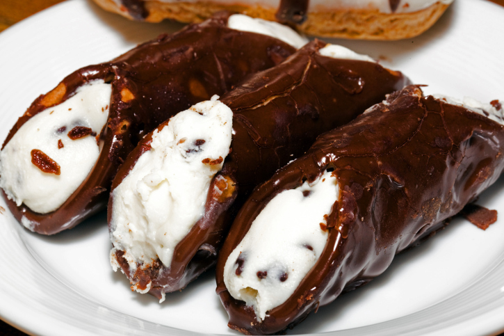 Cannoli alla ricotta e cioccolato Carnevale