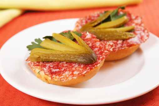 Crostini salame piccante cetriolini