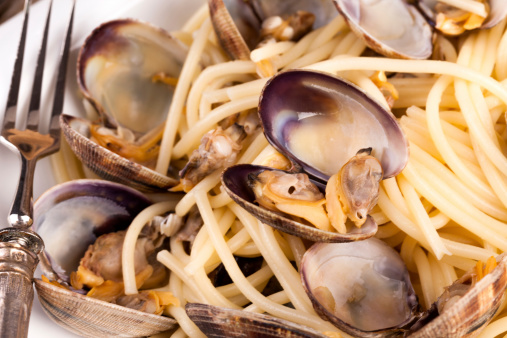 Spaghetti con le vongole in bianco 