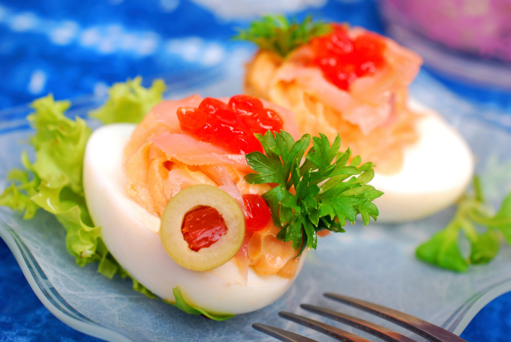 Uova ripiene di salmone e caviale per Pasqua