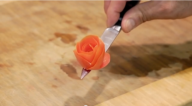 Come fare un fiore con un pomodoro o una cipolla (VIDEO)