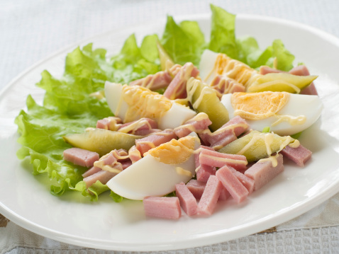 Insalata di uova sode e prosciutto