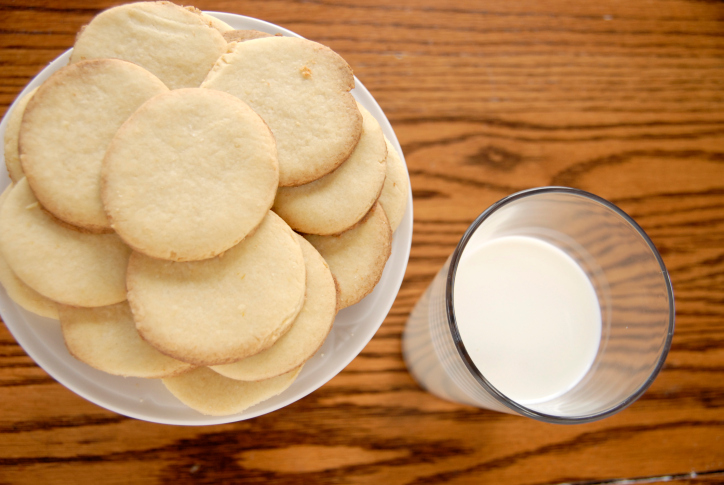 Come fare i biscotti al latte in casa 