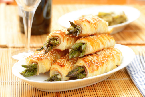 involtini di pasta sfoglia e asparagi