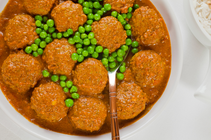 polpette di carne al sugo con piselli