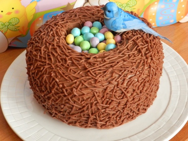 torta decorata con nido per Pasqua