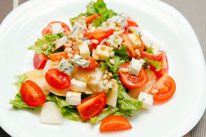 Insalata di pomodori, gorgonzola e pinoli