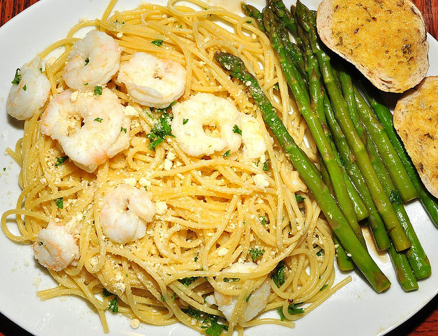 Spaghetti con asparagi e gamberi