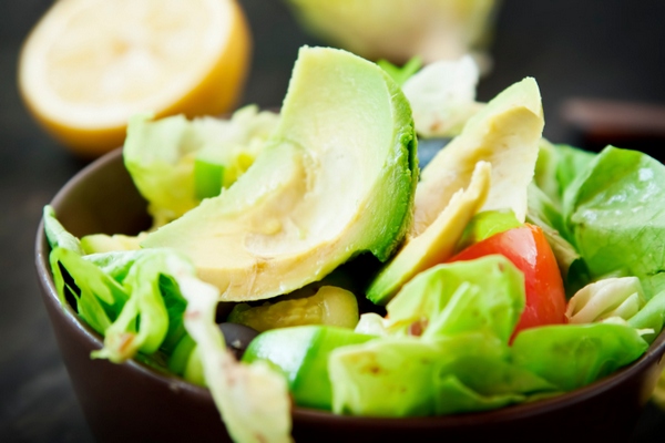 insalata vegana con avocado