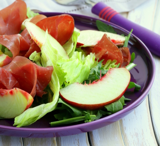 Insalata con bresaola e pesche