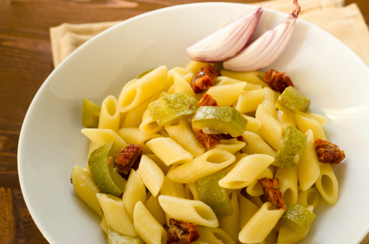 Pasta con le zucchine e pomdori secchi