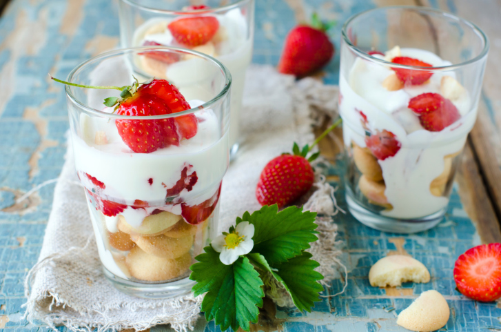 coppa con fragole panna e biscotti secchi