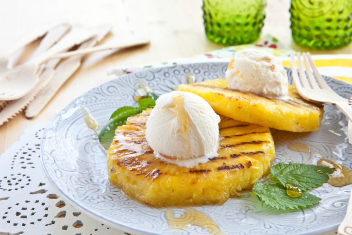 Ananas grigliato con gelato alla vaniglia