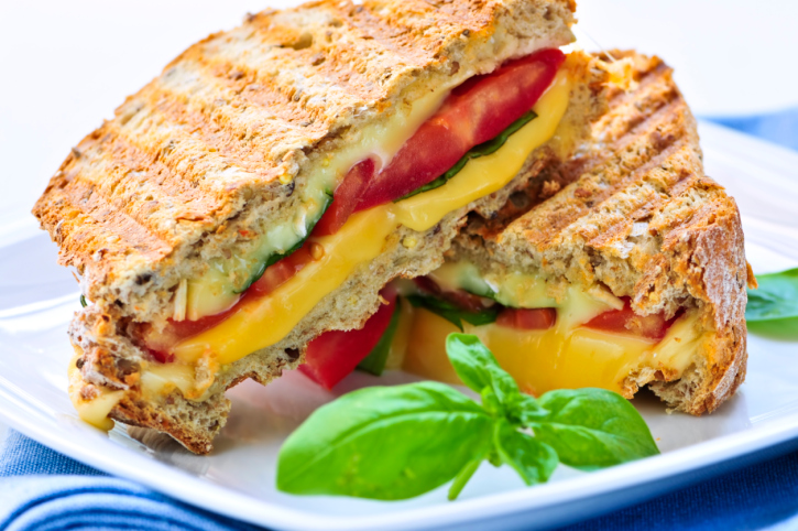 Panino con verdure grigliate e scamorza