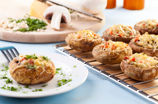 Funghi ripieni al forno con salsiccia