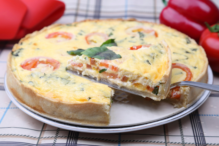 Torta salata pomodorini e feta al basilico