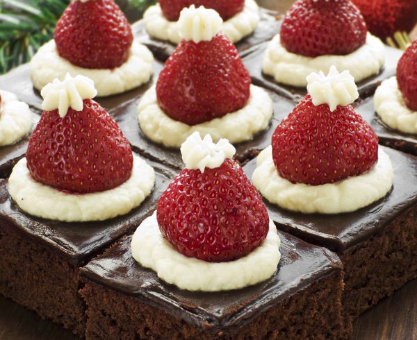 Brownies di babbo Natale con fragole