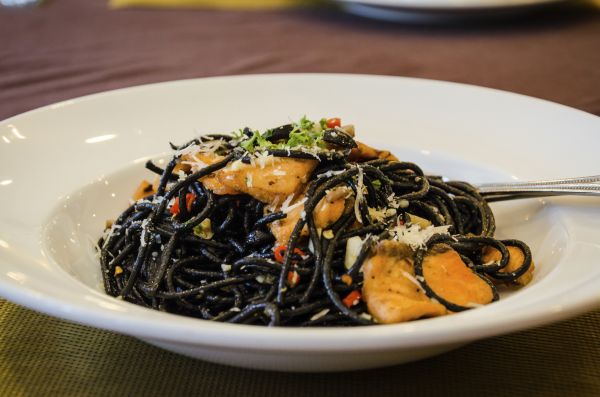 Tagliolini al nero di seppia al salmone