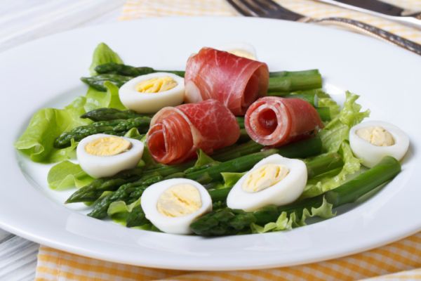 Insalata di asparagi, uova sode e prosciutto