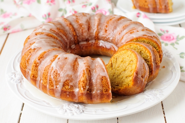 ciambellone soffice con glassa al limone e mandorle