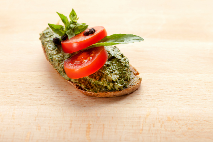 Bruschette pesto pomodoro feta