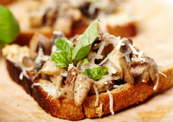 Crostini funghi stracchino