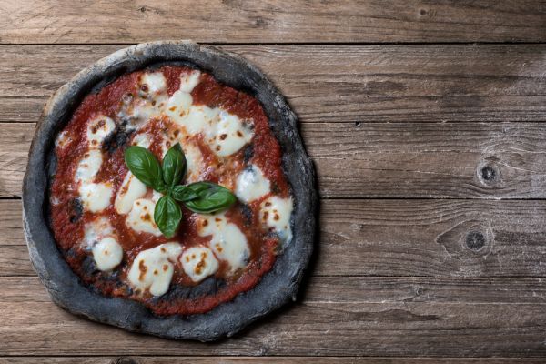 Pizza carbone vegetale ingredienti ricetta