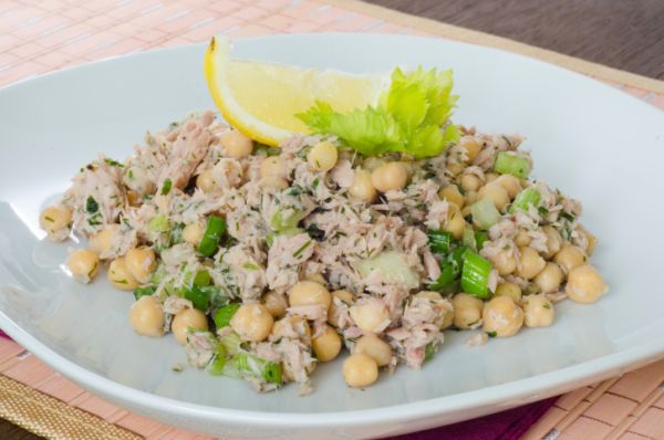 Insalata di ceci, tonno e cipolla