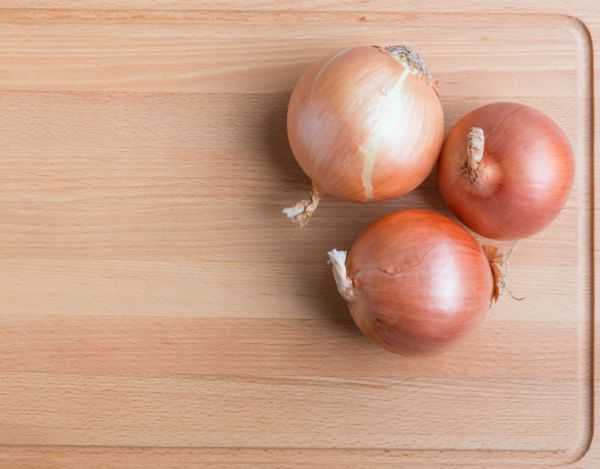 Cipolle intere su tagliere, cipolle, cipolle in agrodolce