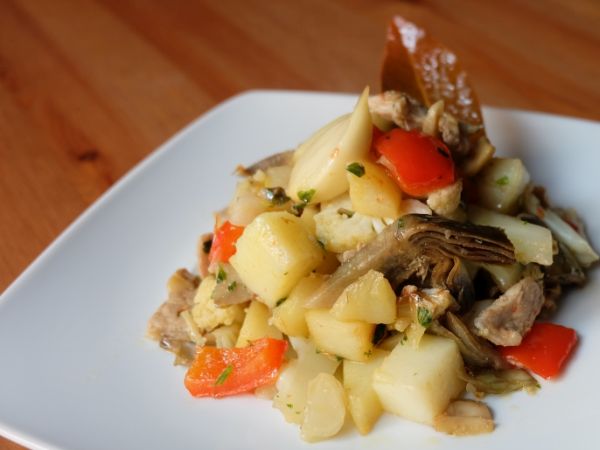 Agnello al forno con patate e carciofi