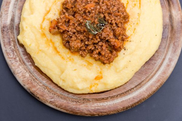 Polenta con stracchino e ragù al prosciutto