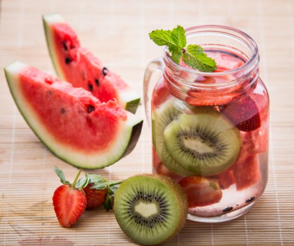 Acqua detox fragole e kiwi