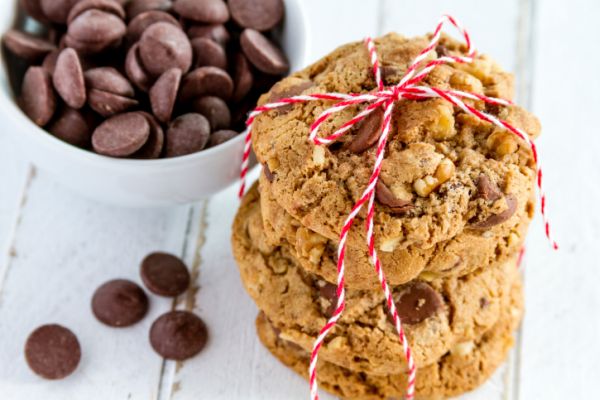 Biscotti alle noci e gocce di cioccolato