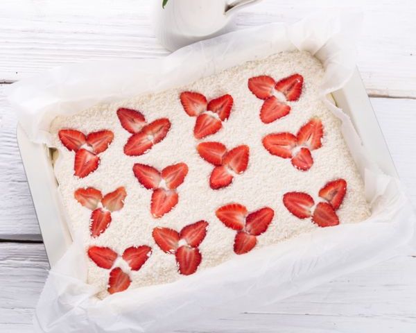 Cheesecake al cocco e fragole per la Festa della Mamma