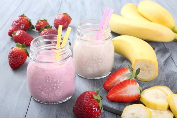 Smoothie allo yogurt, fragole e banana