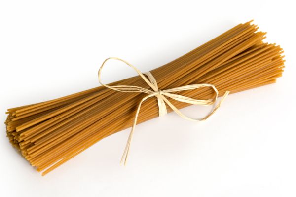Spaghetti integrali con sgombro olive taggiasche e pomodorini
