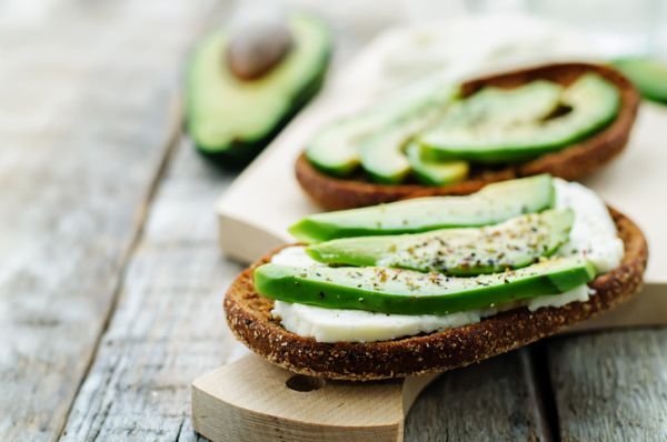 Crostini con avocado e mozzarella