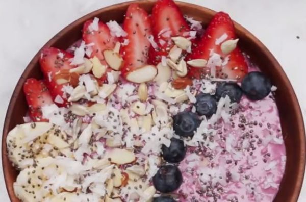 Smoothie ai frutti di bosco per la colazione (VIDEO)