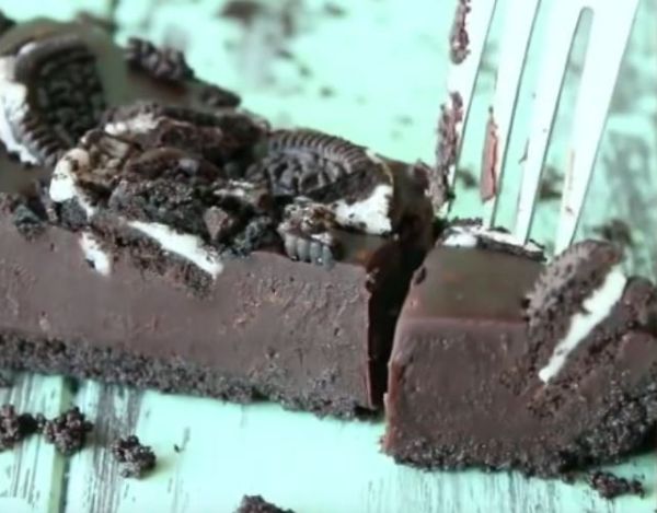 Torta agli Oreo senza cottura (VIDEO)