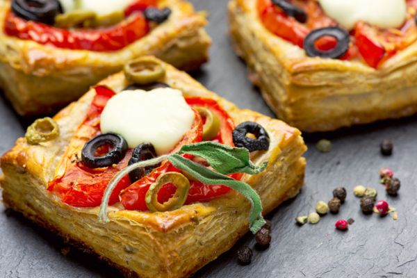 http://www.gingerandtomato.com/ricette-antipasti/pizzette-veloci-di-cotto-e-mangiato/