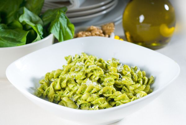 Fusilli con pesto di sedano e noci