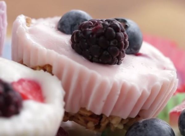 Mini frozen yogurt con granola (VIDEO)