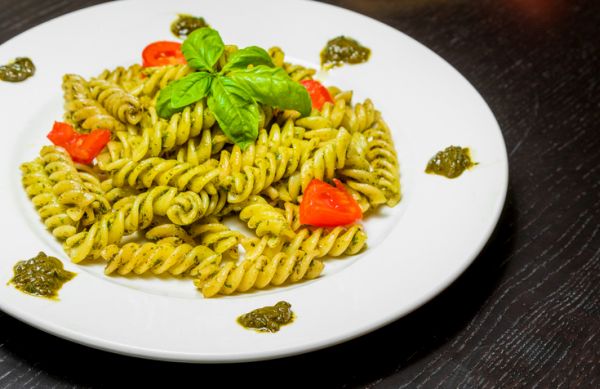 Pasta con pesto e mozzarella